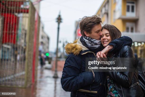 charmante promenade pluvieuse - couples kissing shower photos et images de collection