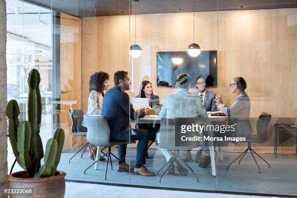 empresaria senior explicando estrategia en oficina - business meeting fotografías e imágenes de stock