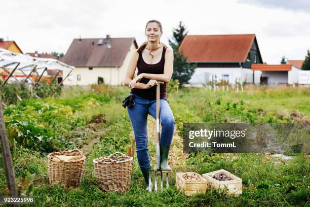 ritratto di agricoltore urbano in piedi con raccolta giorni - cascina foto e immagini stock