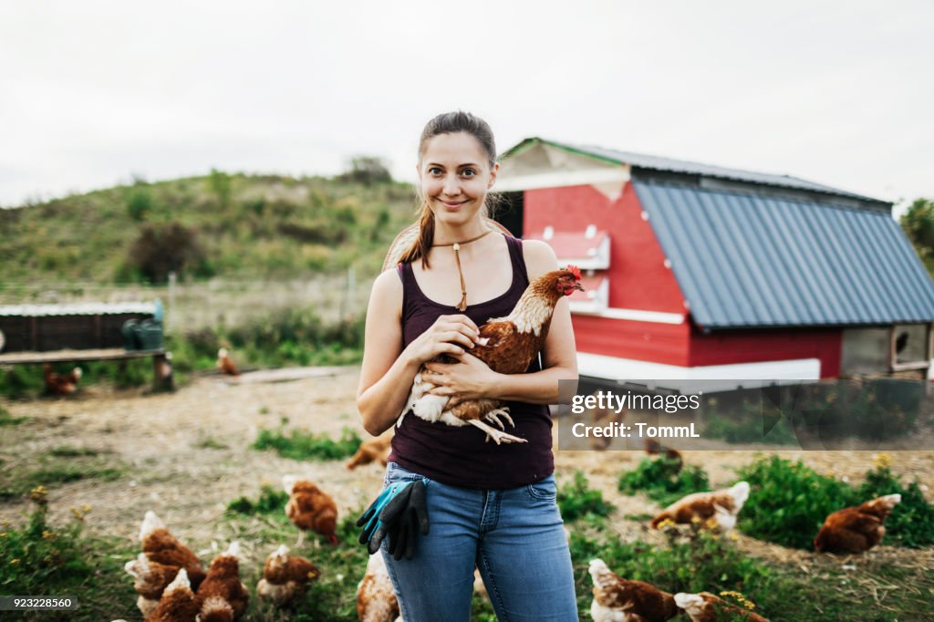 Fazendeiro orgulhoso sorrindo enquanto exploração frango