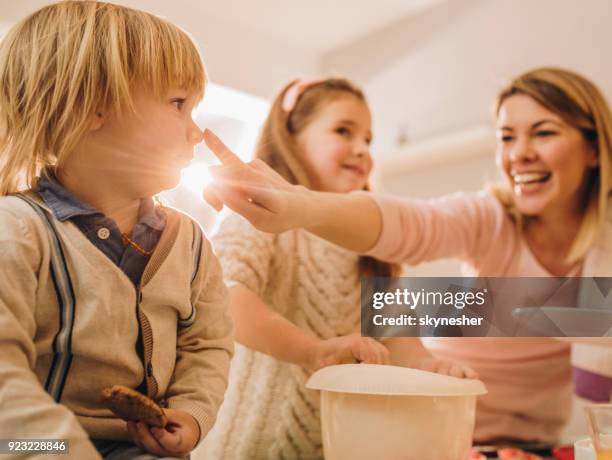 süße junge verbringt zeit mit seiner schwester und mutter zu hause. - menschliche nase stock-fotos und bilder
