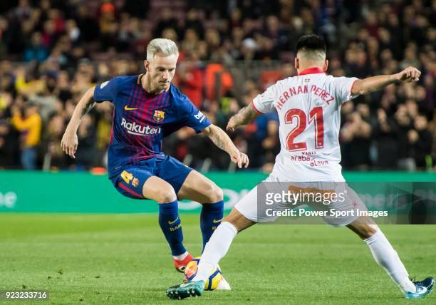 Ivan Rakitic of FC Barcelona competes for the ball with Hernan Arsenio Perez of Deportivo Alaves during the La Liga 2017-18 match between FC...