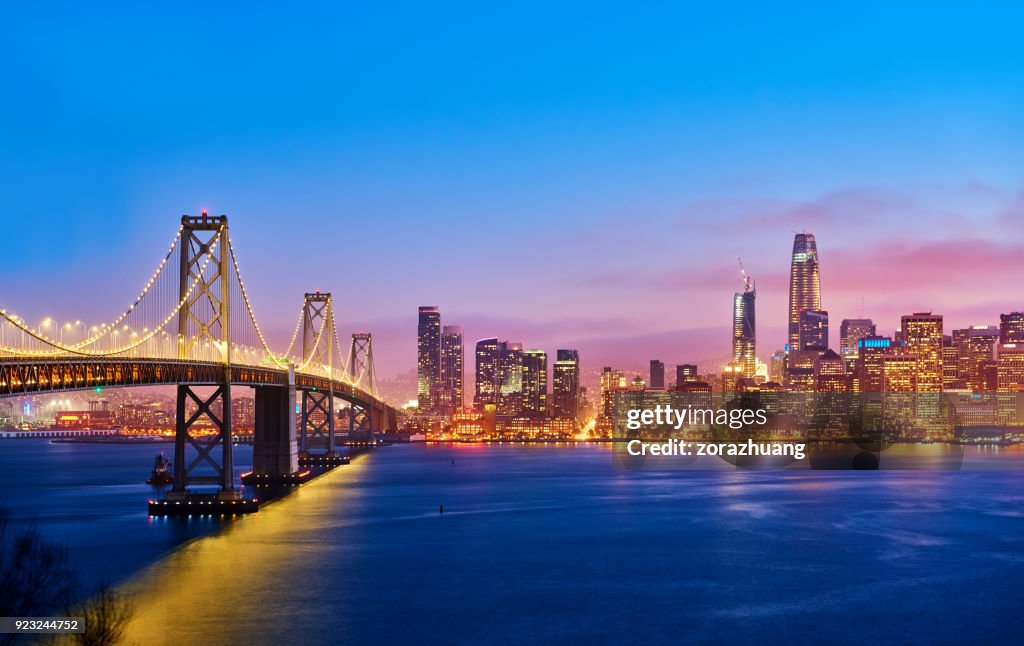 San Francisco Skyline bei Sonnenuntergang, Kalifornien, USA
