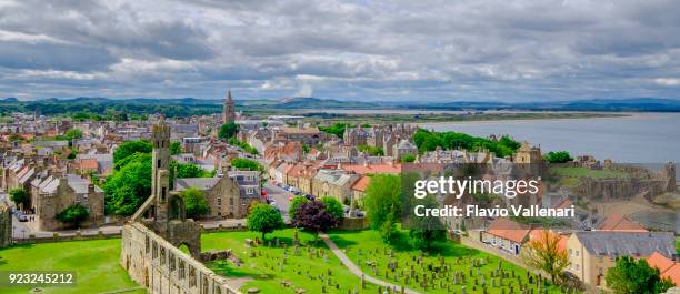 die stadt von str. andrews von der st rule turm gesehen. sie sehen die ruinen der kathedrale, gebaut im jahre 1158, und die ruinen des schlosses aus den 1200er. st andrews, fife, schottland. - glasgow schottland stock-fotos und bilder