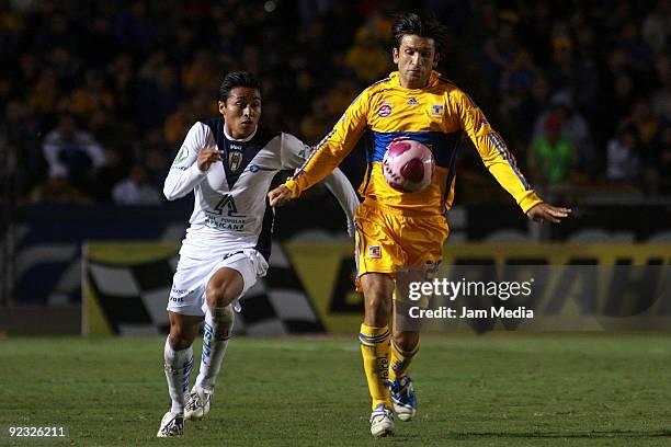 Noe Maya of San Luis vies for the ball with Francisco Fonseca of Tigres during their match in the 2009 Opening tournament, the Mexican Football...