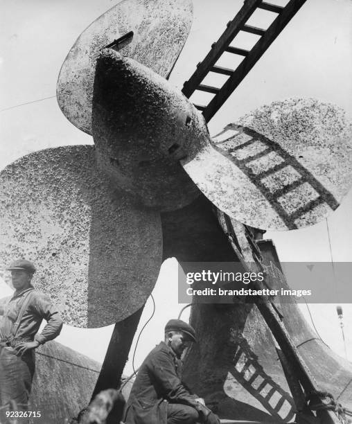 The propeller of the battleship "Bayern". The ship sunk near Scapa Flow. Now it is repaired. Rosyth. Scotland. Photograph. 1935