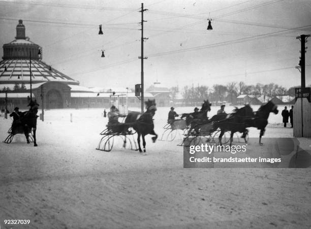 Sledging at the Krieau. In the background the Rotunde. Austria, Vienna. Photograph around 1930.