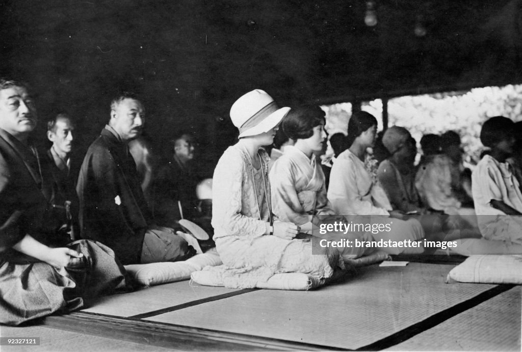 Wedding of the japanese Royal. Prince Chichibu married Miss Setsuko Matsudaira, daughter of the former ambassador in Washington. Setsuko Matsudaira (with hat) at the preliminary celebration of the wedding in Tokyo. Photographie. Japan. Around 1930
