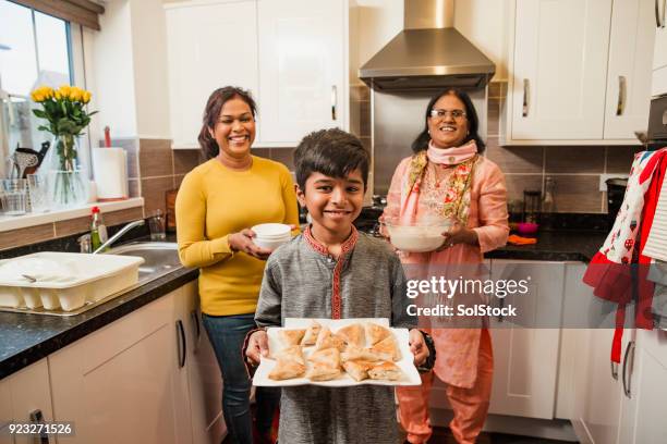 orgogliosi di quello che hanno fatto! - muslim family foto e immagini stock