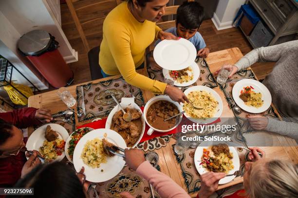 servire la cena alla sua famiglia - cultura del bangladesh foto e immagini stock