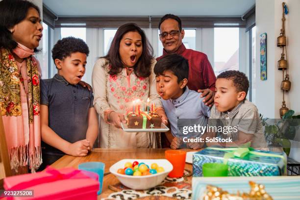 spegnere le candele - parents children blow candles asians foto e immagini stock