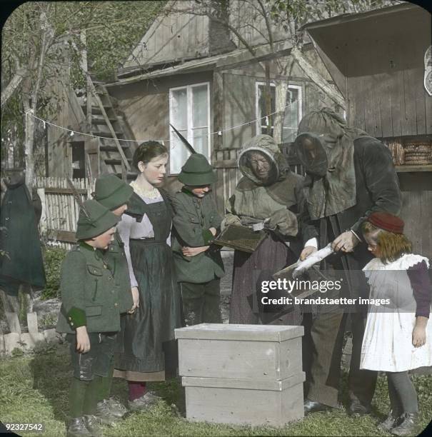 Apiaries at work. Lower Austria. Hand-colored lantern slide. Around 1910.