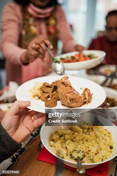 diner serveren - pilafrijst stockfoto's en -beelden