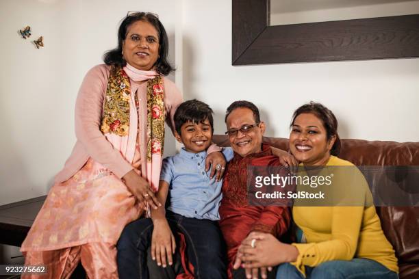ritratto di famiglia - cultura del bangladesh foto e immagini stock