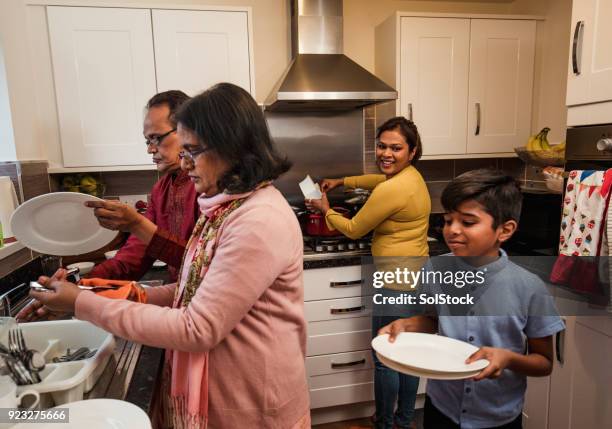 samen afwassen - male muslims uk stockfoto's en -beelden