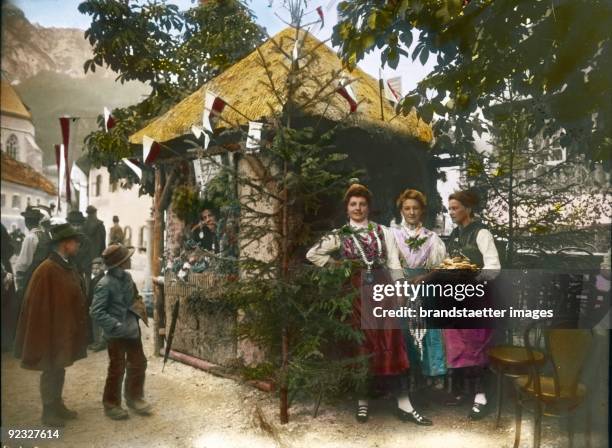 Cruller stall at the parish fair, probably in Traunkirchen on the Traunsee. Salzkammergut. Upper Austria. Hand-colored lantern slide. Around 1905.