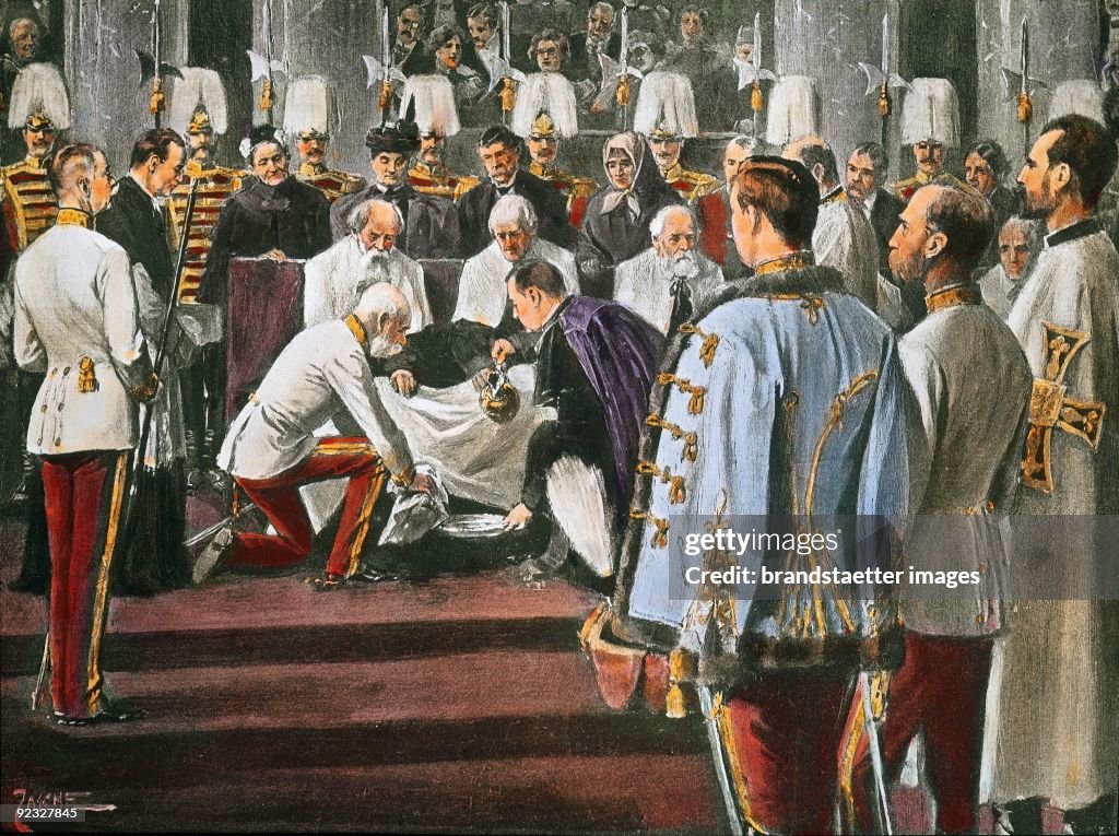 Ritual foot washing by Emperor Franz Joseph I on Maundy Thursday. He is washing the feet of 12 old men and women. In the foreground the Archduke Franz Ferdinand of Austria-Este. Zeremoniensaal (hall). Hofburg. Vienna. Lithograph. Around 1910.