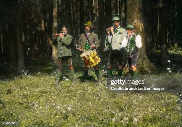 The "Seitlpfeifer" music group of Bad Aussee in original line up. Salzkammergut. Styria. Hand-colored lantern slide. Around 1910.