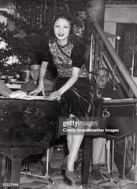 The Japanese singer Michiko Tanaka who married the Austrian entrepreneur Julius Meinl II. In 1931 at a rehearsal session. Cafe de Paris. London....