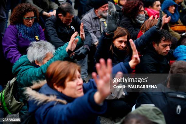 Demonstrators take part in a protest called by the 'Commitees in defence of the Republic' to block the TSJC in Barcelona on February 23, 2018. / AFP...