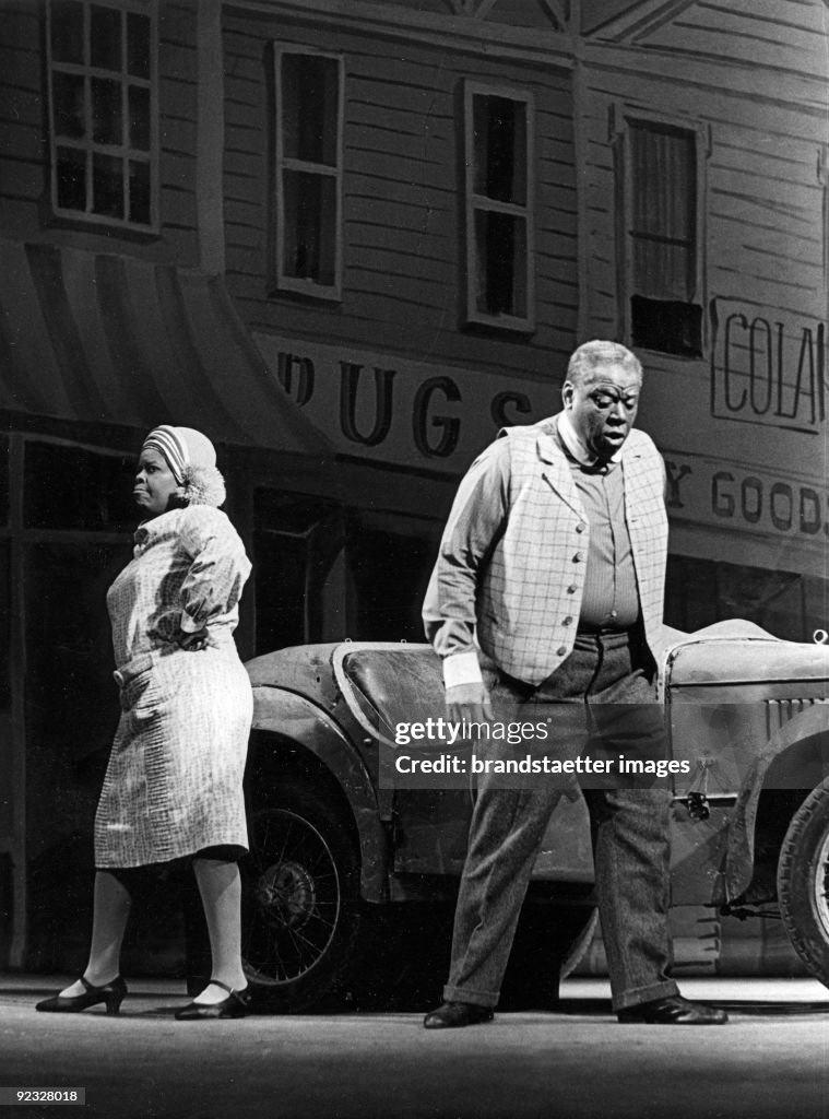 Carol Brice and William Warfield in the musical "Show Boat" by Kern and Hammerstein. Theater an der Wien. Photograph. 1966
