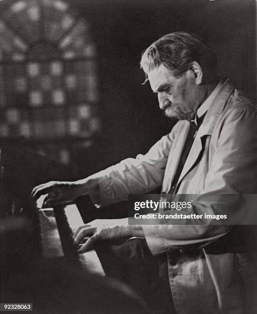 Albert Schweitzer plays Bach. Photograph. Around 1950.