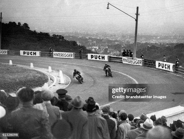 The first montane motorcycle-race with or without sidecar taking place on the Viennese Hoehenstrasse . Kahlenberg. Vienna XIX. Photograph. 18...