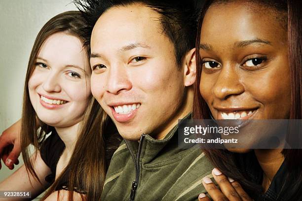 multi-etnico gruppo di sorridenti giovani adulti - andipantz foto e immagini stock