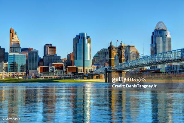 die innenstadt von cincinnati ohio skyline - ohio stock-fotos und bilder