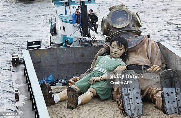 The "Big Giant" and "Little Giantess" of the French theatre company "Royal de Luxe" leave Berlin on a boat on October 4, 2009. From October 1 to 4,...