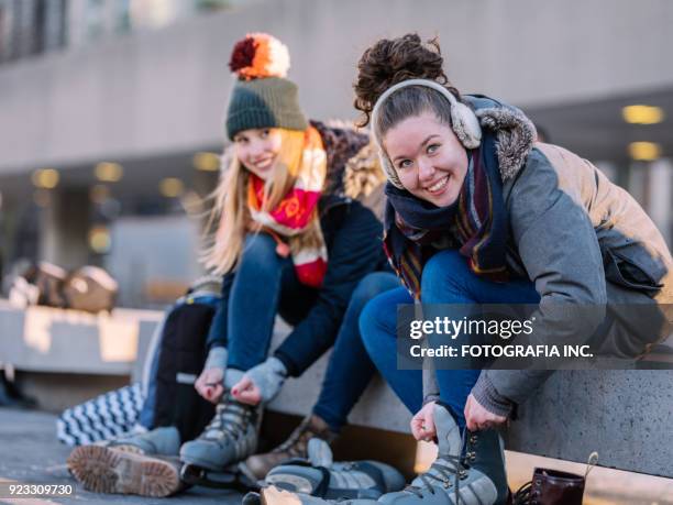 skaten, innenstadt - eislaufen stock-fotos und bilder