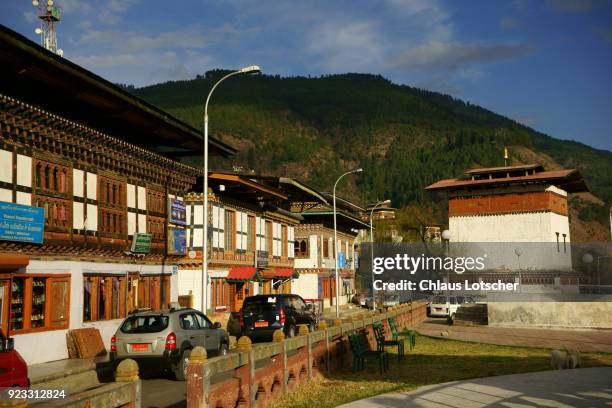 souvenir stores downtown paro, bhutan - paro district - fotografias e filmes do acervo