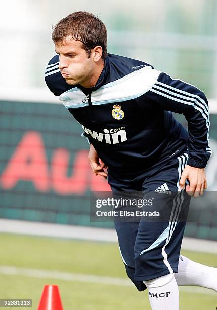 Rafael Van der Vaart exercises during a training session, ahead of Tuesday's Copa del Rey match against Alcorcon, at Valdebebas on October 25, 2009...