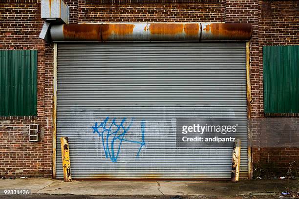 グラフィティ駐車場 - graffiti ストックフォトと画像