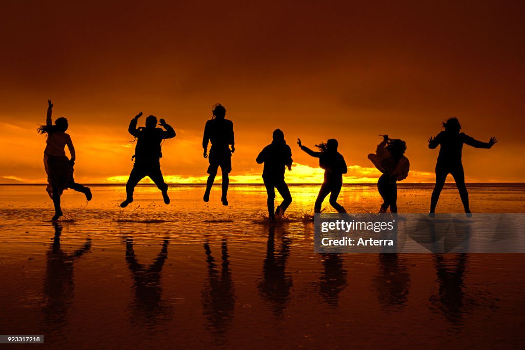 Tourists posing at sunset on the Salar de Uyuni - Salar de Tunupa.
