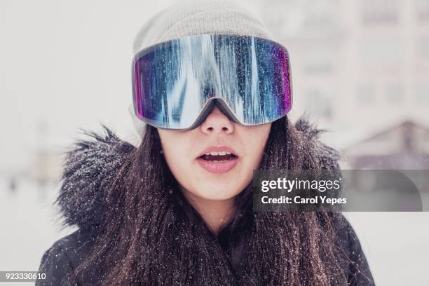 portrait of young woman in skii googles - occhiali da sci foto e immagini stock