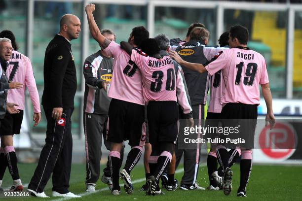 Players of Palermo celebrate the winning goal during the Serie A match between US Citta di Palermo and Udinese Calcio at Stadio Renzo Barbera on...