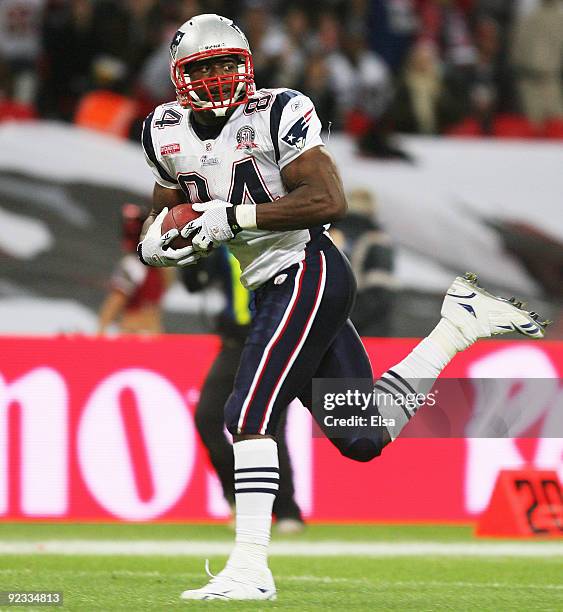 Benjamin Watson of the New England Patriots runs with the ball during the NFL International Series match between New England Patriots and Tampa Bay...