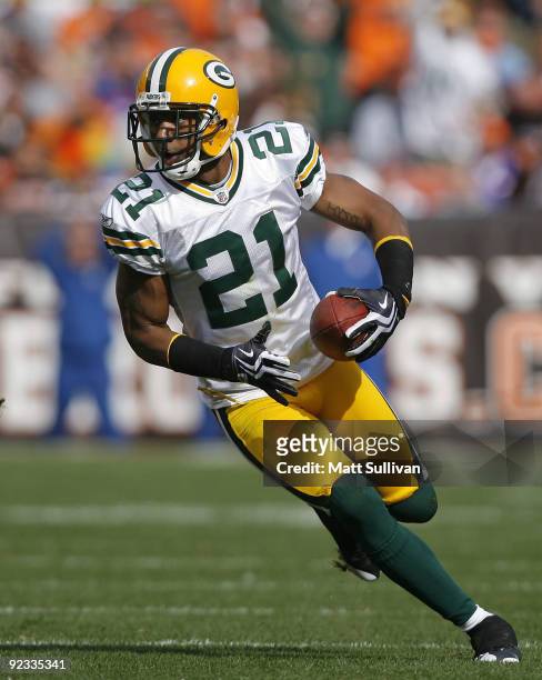 Charles Woodson of the Green Bay Packers returns an interception against the Cleveland Browns at Cleveland Browns Stadium on October 25, 2009 in...