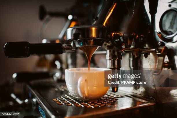 espressomachine - indulgence stockfoto's en -beelden