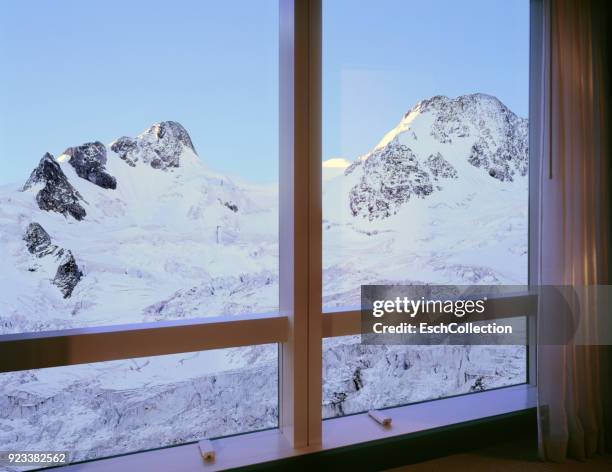 room with majestic mountain glacier view - innere ruhe und blau stock-fotos und bilder