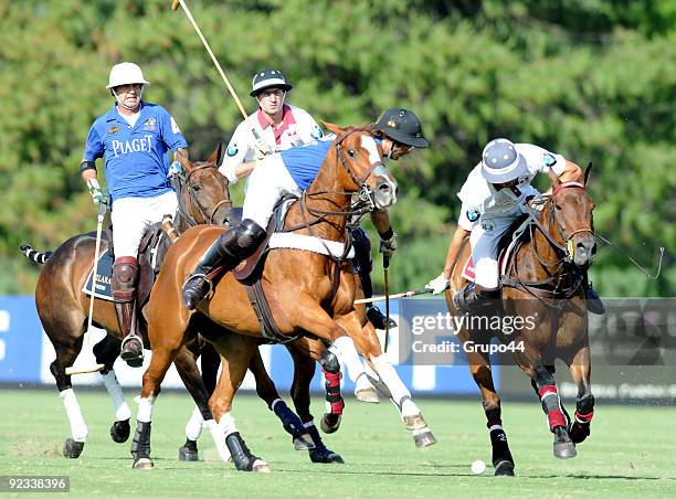 La Aguada player Ignacio Novillo Astrada conducts the ball during the Hurlingham Cup semifinal match against Pilara on October 25, 2009 in Buenos...