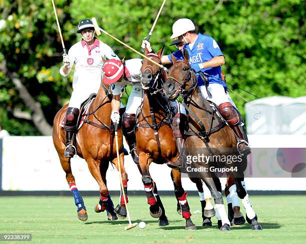 La Aguada player Eduardo Novillo Astrada conducts the ball during the Hurlingham Cup semifinal match against Pilara on October 25, 2009 in Buenos...