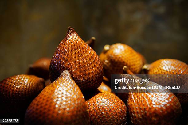 snake fruit - snake fruit stock pictures, royalty-free photos & images