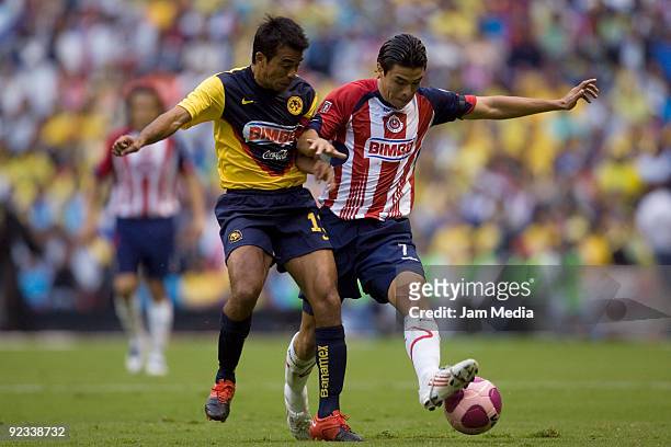 Pavel Pardo of America and Gonzalo Pineda of Chivas during their match in the 2009 Opening tournament, the closing stage of the Mexican Football...
