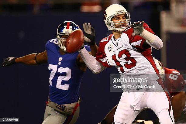 Kurt Warner of the Arizona Cardinals throws a pass against the New York Giants on October 25, 2009 at Giants Stadium in East Rutherford, New Jersey.
