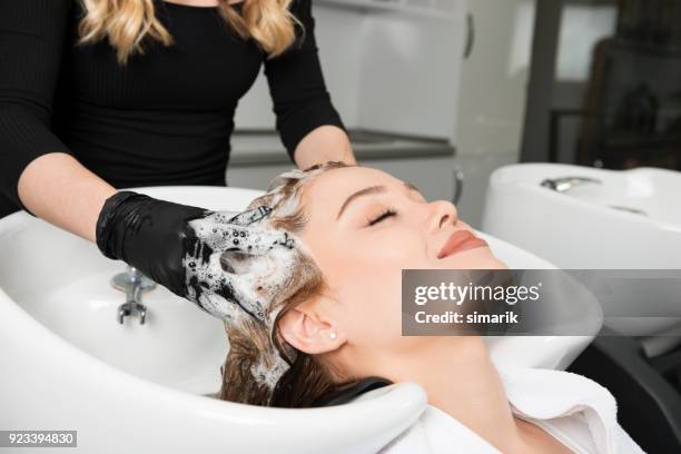 haar wassen - kappertje stockfoto's en -beelden