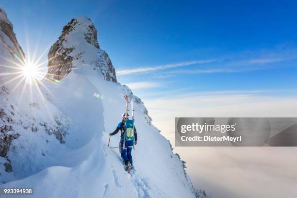 ski touring - freerider para a forma de cúpula - mount kampenwand, alpes - avalanche - fotografias e filmes do acervo