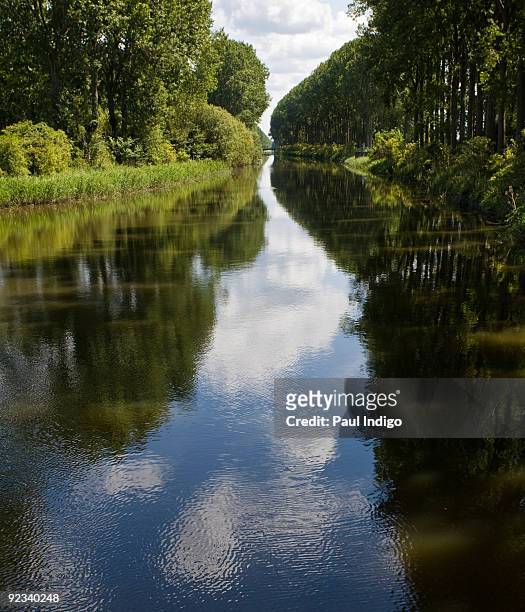 canal reflections - west vlaanderen stockfoto's en -beelden