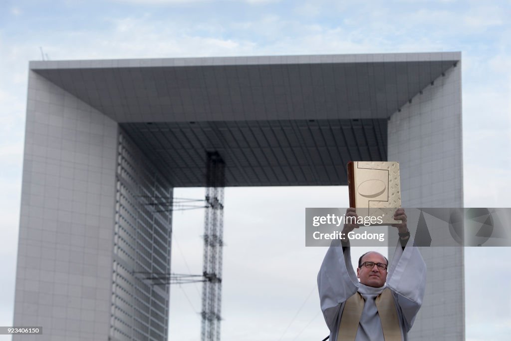 Ecumenical prayer meeting at dawn on Easter sunday in Paris-La Defense.